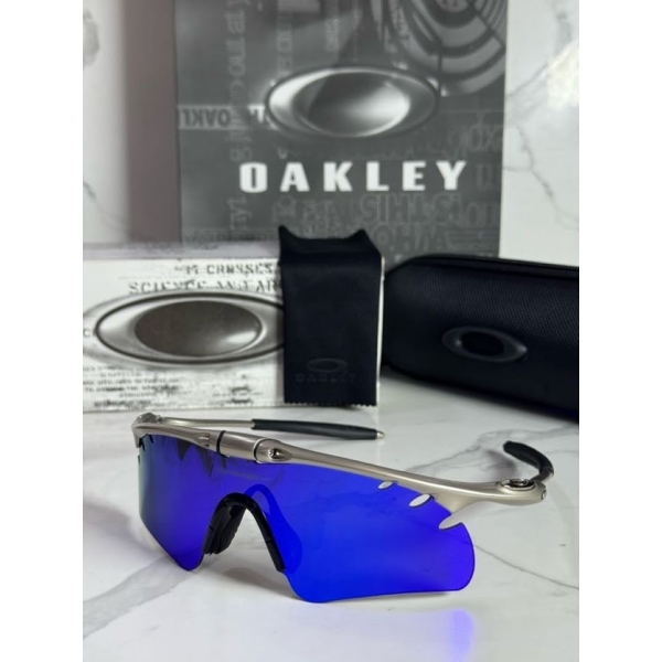 Lentes OAKLEY — Ref. LF-L235-0175 con el packaging mostrado en la fotografía