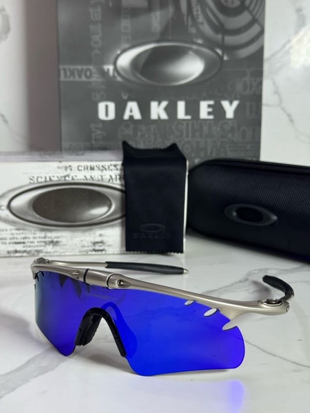 Lentes OAKLEY — Ref. LF-L235-0175 con el packaging mostrado en la fotografía