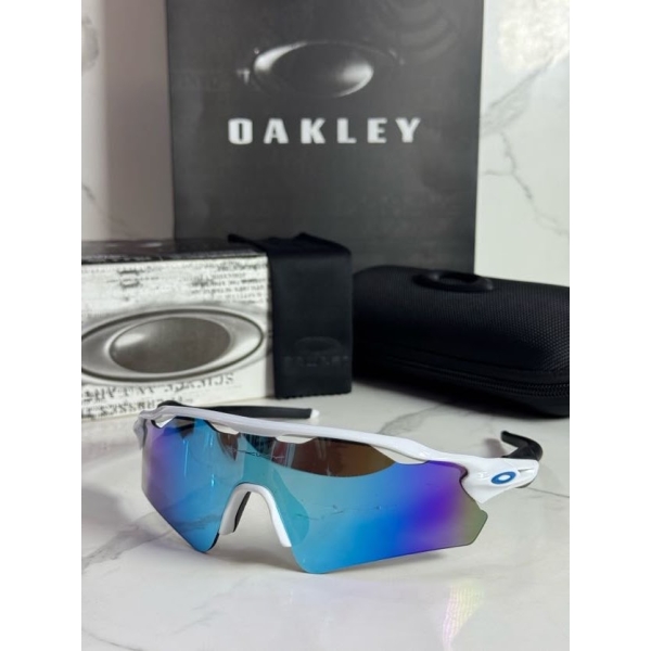 Lentes OAKLEY — Ref. LF-L235-0177 con el packaging mostrado en la fotografía