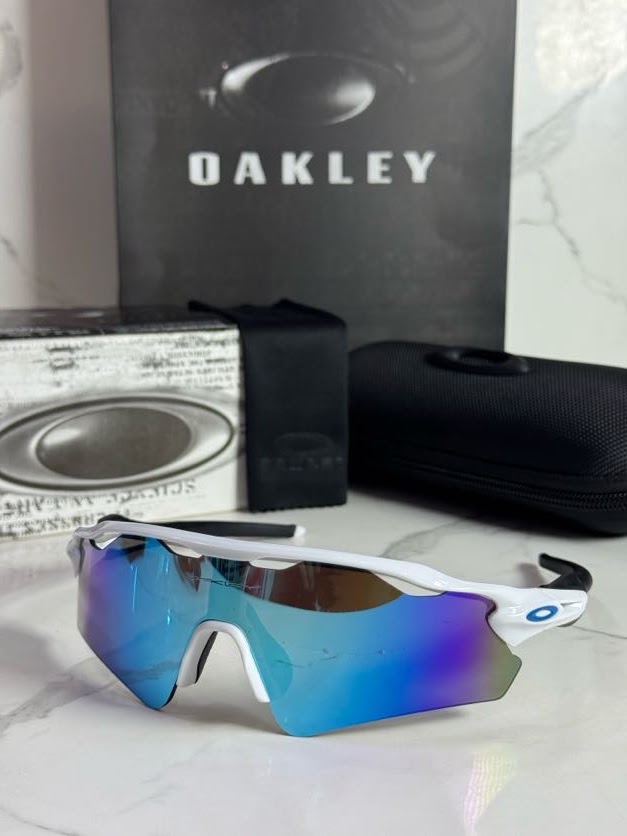 Lentes OAKLEY — Ref. LF-L235-0177 con el packaging mostrado en la fotografía