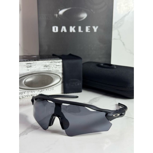 Lentes OAKLEY — Ref. LF-L235-0178 con el packaging mostrado en la fotografía