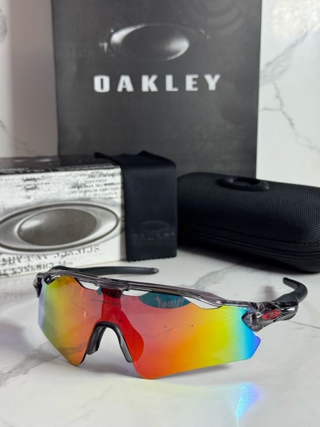 Lentes OAKLEY — Ref. LF-L235-0179 con el packaging mostrado en la fotografía