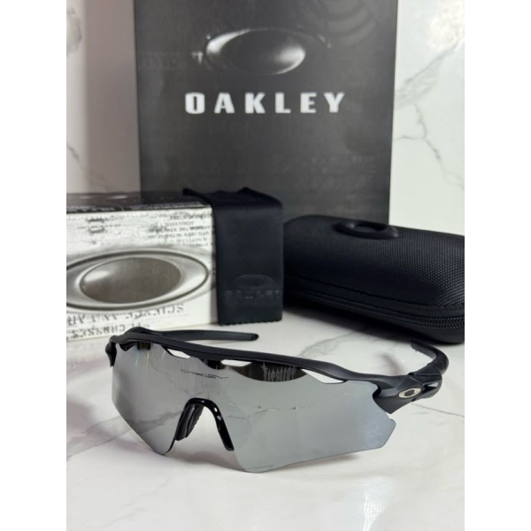 Lentes OAKLEY — Ref. LF-L235-0180 con el packaging mostrado en la fotografía