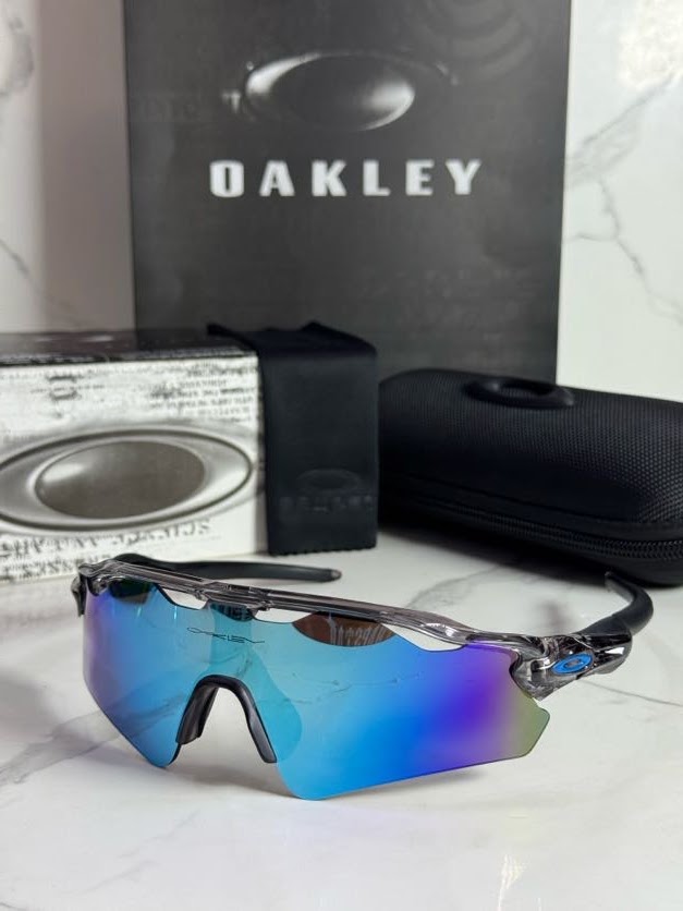 Lentes OAKLEY — Ref. LF-L235-0181 con el packaging mostrado en la fotografía