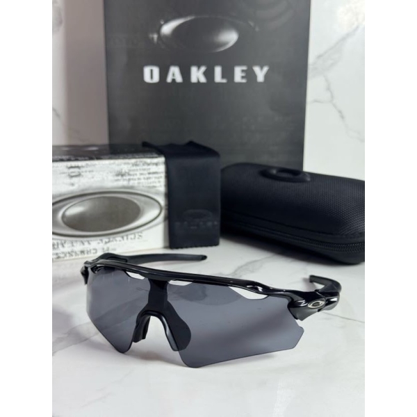 Lentes OAKLEY — Ref. LF-L235-0182 con el packaging mostrado en la fotografía