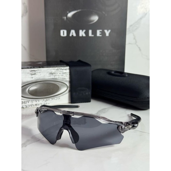 Lentes OAKLEY — Ref. LF-L235-0184 con el packaging mostrado en la fotografía