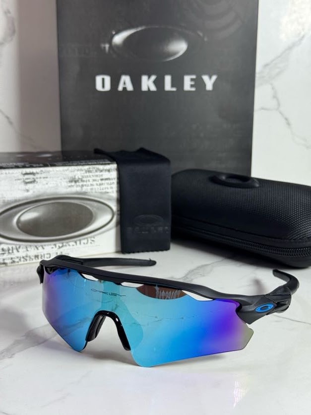 Lentes OAKLEY — Ref. LF-L235-0185 con el packaging mostrado en la fotografía