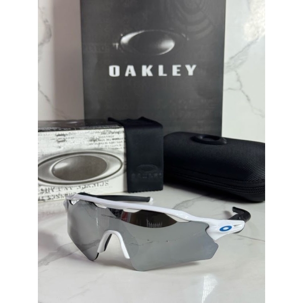 Lentes OAKLEY — Ref. LF-L235-0186 con el packaging mostrado en la fotografía