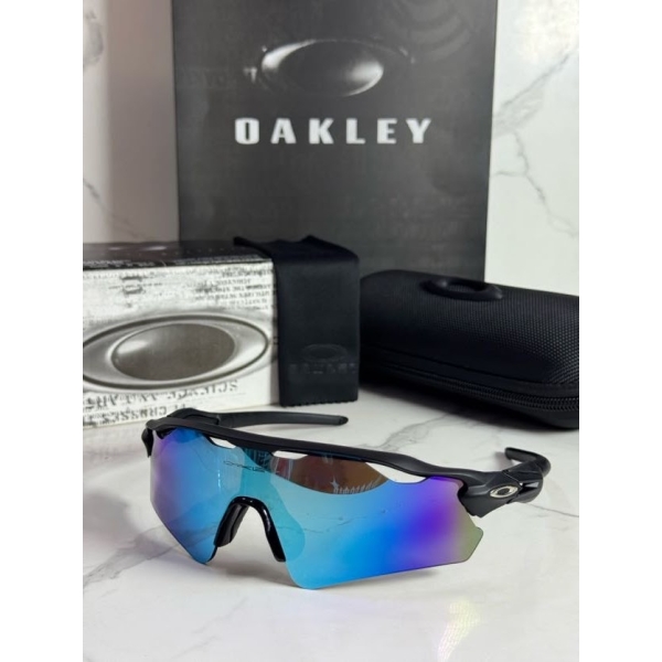 Lentes OAKLEY — Ref. LF-L235-0187 con el packaging mostrado en la fotografía