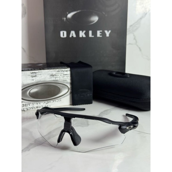 Lentes OAKLEY — Ref. LF-L235-0188 con el packaging mostrado en la fotografía