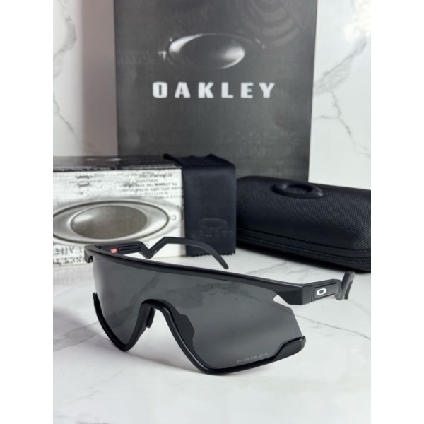 Lentes OAKLEY — Ref. LF-L235-0190 con el packaging mostrado en la fotografía