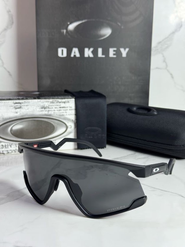 Lentes OAKLEY — Ref. LF-L235-0190 con el packaging mostrado en la fotografía