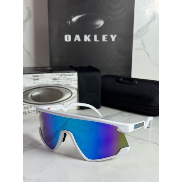 Lentes OAKLEY — Ref. LF-L235-0191 con el packaging mostrado en la fotografía