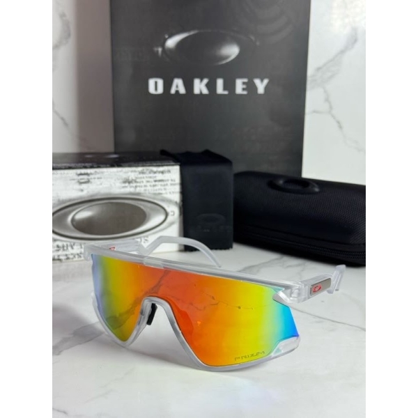 Lentes OAKLEY — Ref. LF-L235-0192 con el packaging mostrado en la fotografía