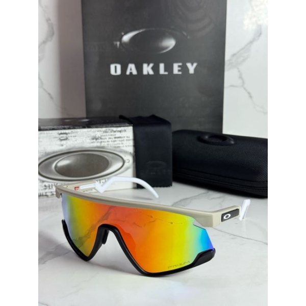 Lentes OAKLEY — Ref. LF-L235-0193 con el packaging mostrado en la fotografía