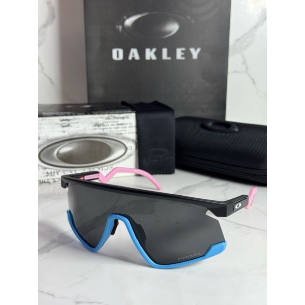 Lentes OAKLEY — Ref. LF-L235-0194 con el packaging mostrado en la fotografía