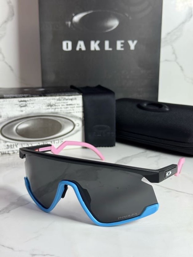Lentes OAKLEY — Ref. LF-L235-0194 con el packaging mostrado en la fotografía