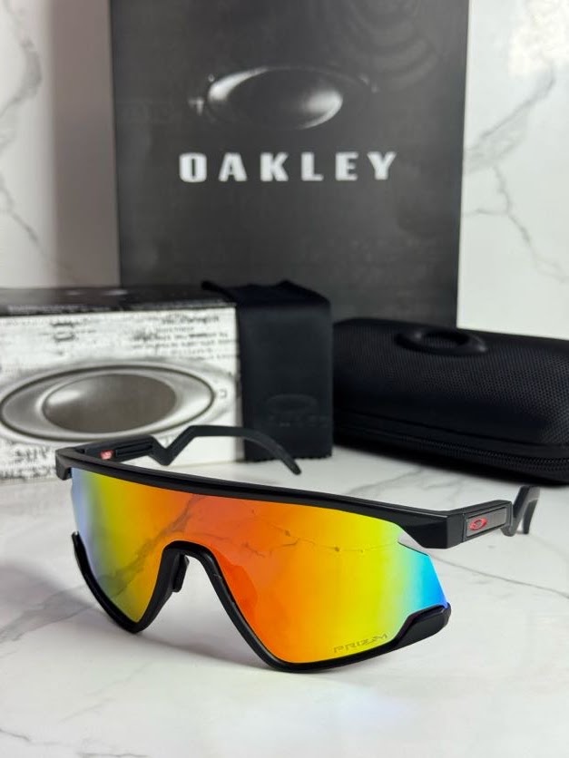 Lentes OAKLEY — Ref. LF-L235-0195 con el packaging mostrado en la fotografía