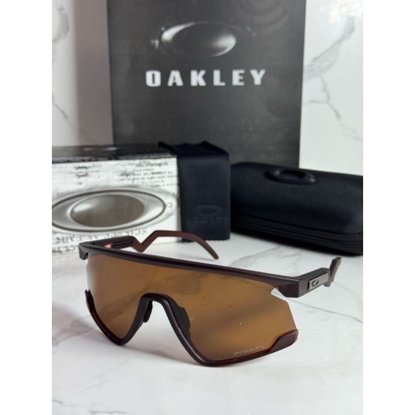 Lentes OAKLEY — Ref. LF-L235-0196 con el packaging mostrado en la fotografía