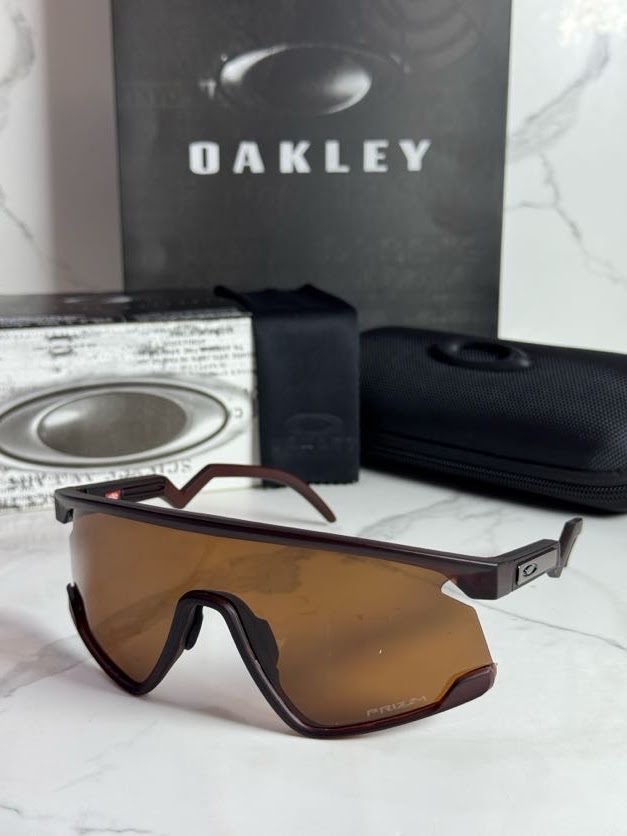 Lentes OAKLEY — Ref. LF-L235-0196 con el packaging mostrado en la fotografía
