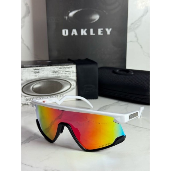 Lentes OAKLEY — Ref. LF-L235-0197 con el packaging mostrado en la fotografía