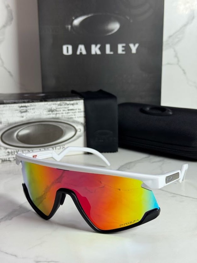 Lentes OAKLEY — Ref. LF-L235-0197 con el packaging mostrado en la fotografía