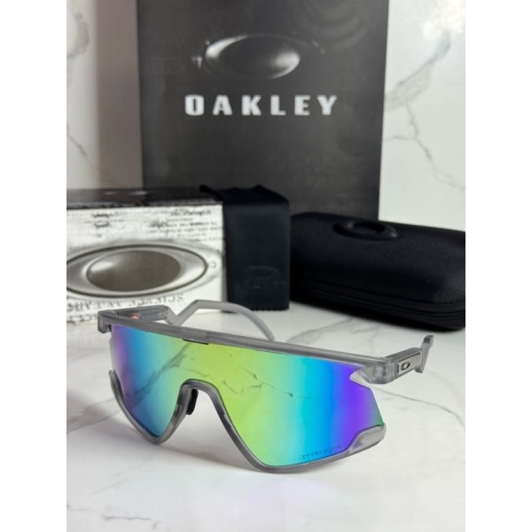 Lentes OAKLEY — Ref. LF-L235-0198 con el packaging mostrado en la fotografía