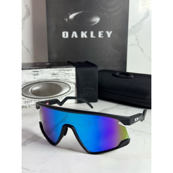 Lentes OAKLEY — Ref. LF-L235-0199 con el packaging mostrado en la fotografía