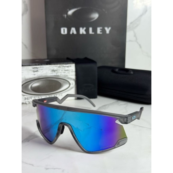 Lentes OAKLEY — Ref. LF-L235-0200 con el packaging mostrado en la fotografía