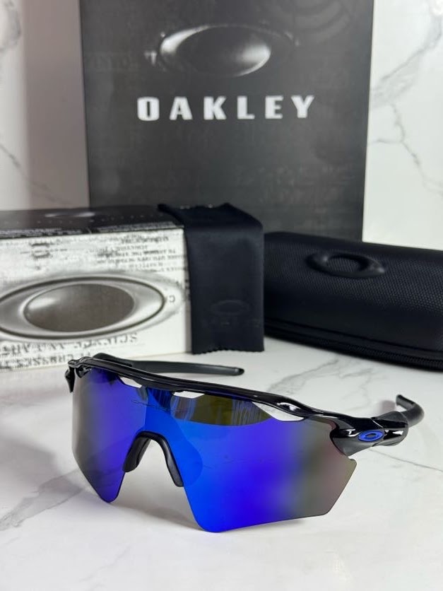 Lentes OAKLEY — Ref. LF-L235-0202 con el packaging mostrado en la fotografía