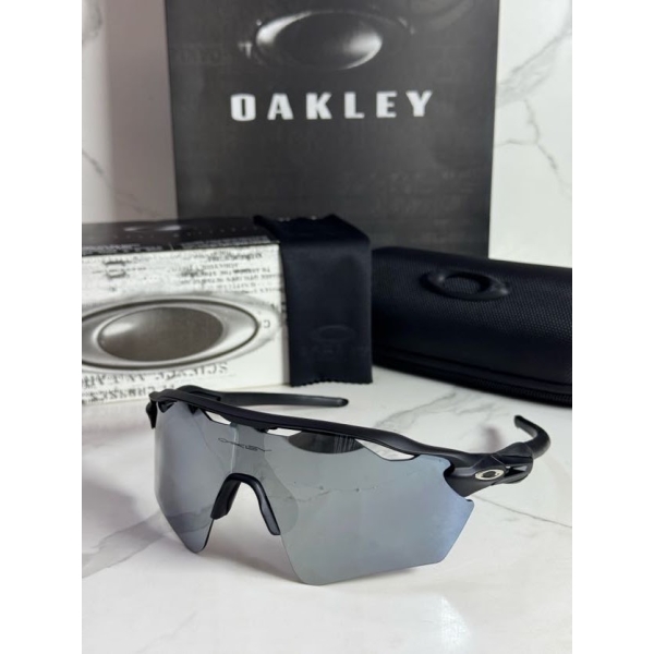Lentes OAKLEY — Ref. LF-L235-0203 con el packaging mostrado en la fotografía