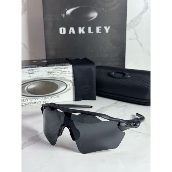 Lentes OAKLEY — Ref. LF-L235-0204 con el packaging mostrado en la fotografía