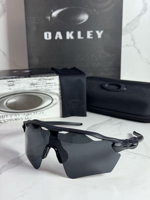 Lentes OAKLEY — Ref. LF-L235-0204 con el packaging mostrado en la fotografía