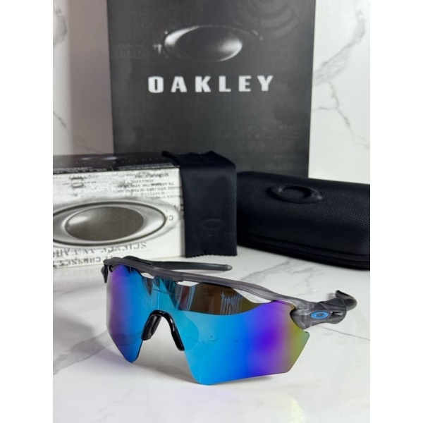 Lentes OAKLEY — Ref. LF-L235-0205 con el packaging mostrado en la fotografía