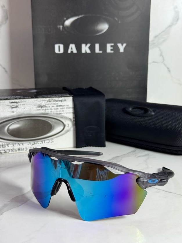 Lentes OAKLEY — Ref. LF-L235-0205 con el packaging mostrado en la fotografía