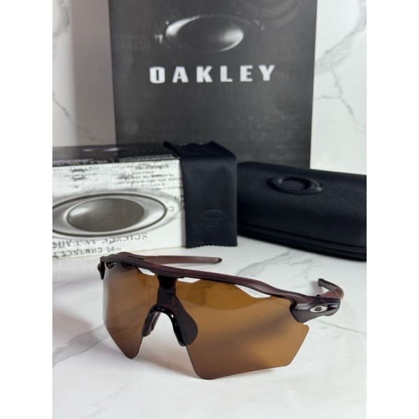 Lentes OAKLEY — Ref. LF-L235-0206 con el packaging mostrado en la fotografía