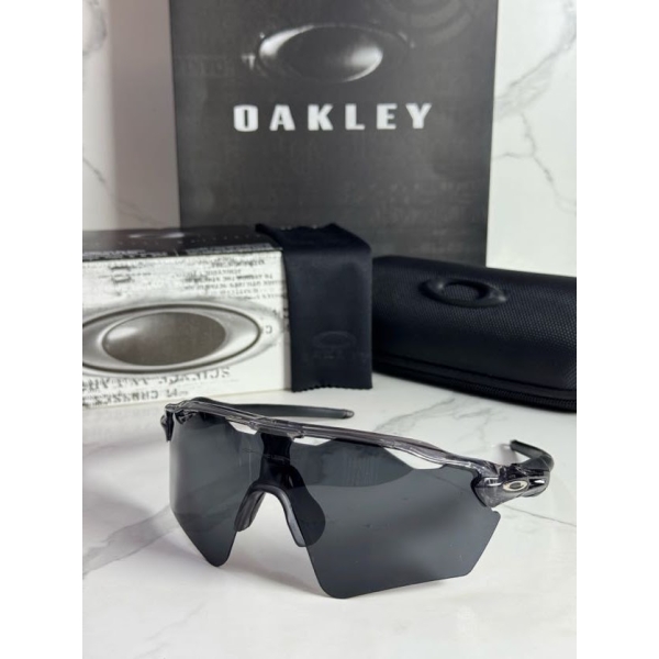 Lentes OAKLEY — Ref. LF-L235-0208 con el packaging mostrado en la fotografía