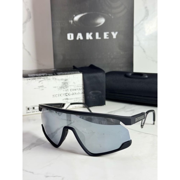 Lentes OAKLEY — Ref. LF-L235-0211 con el packaging mostrado en la fotografía