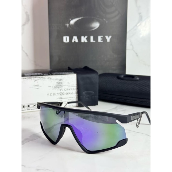 Lentes OAKLEY — Ref. LF-L235-0212 con el packaging mostrado en la fotografía