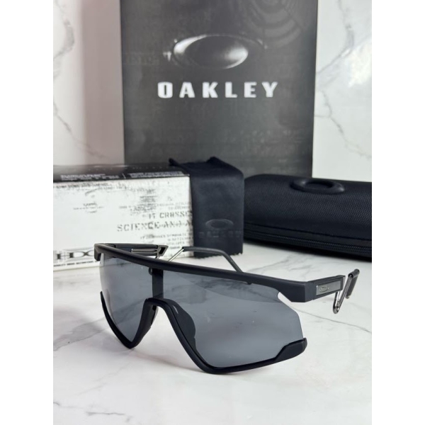 Lentes OAKLEY — Ref. LF-L235-0213 con el packaging mostrado en la fotografía