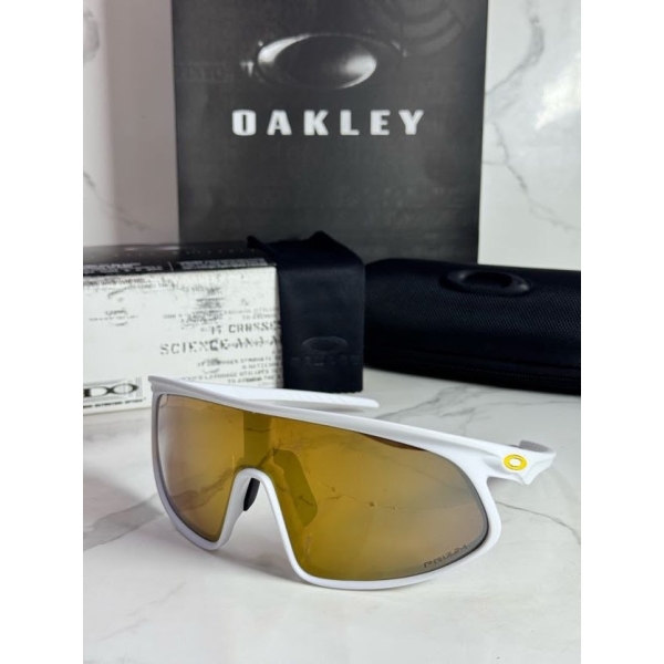 Lentes OAKLEY — Ref. LF-L235-0216 con el packaging mostrado en la fotografía