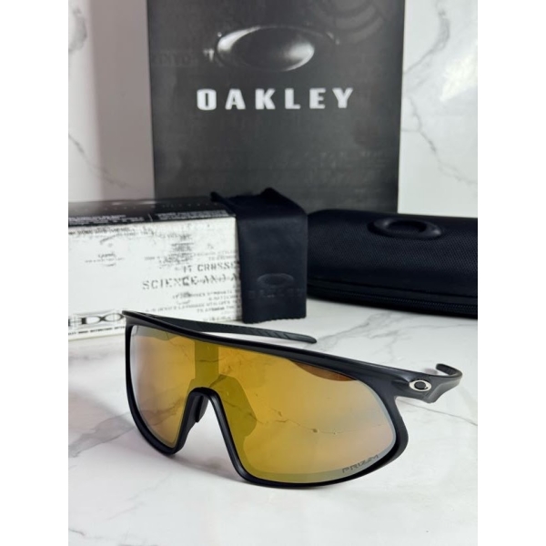 Lentes OAKLEY — Ref. LF-L235-0217 con el packaging mostrado en la fotografía