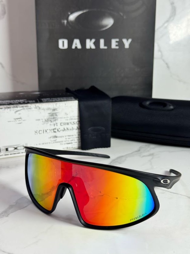 Lentes OAKLEY — Ref. LF-L235-0218 con el packaging mostrado en la fotografía