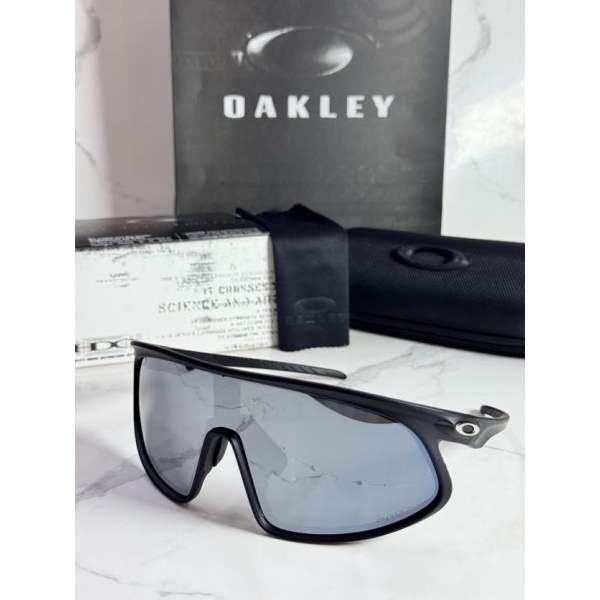 Lentes OAKLEY — Ref. LF-L235-0220 con el packaging mostrado en la fotografía