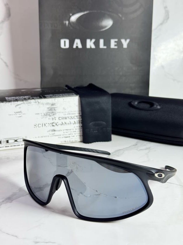 Lentes OAKLEY — Ref. LF-L235-0220 con el packaging mostrado en la fotografía
