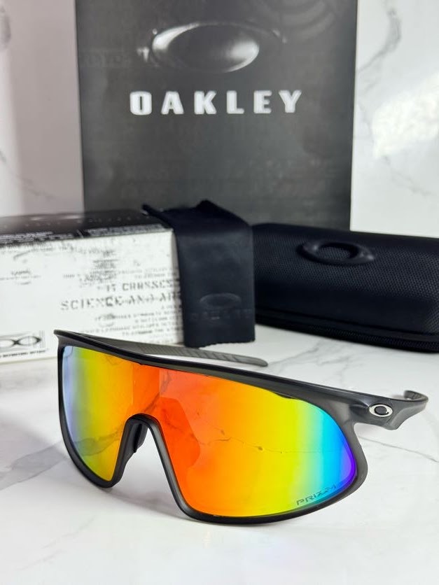 Lentes OAKLEY — Ref. LF-L235-0221 con el packaging mostrado en la fotografía