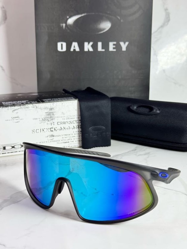 Lentes OAKLEY — Ref. LF-L235-0222 con el packaging mostrado en la fotografía
