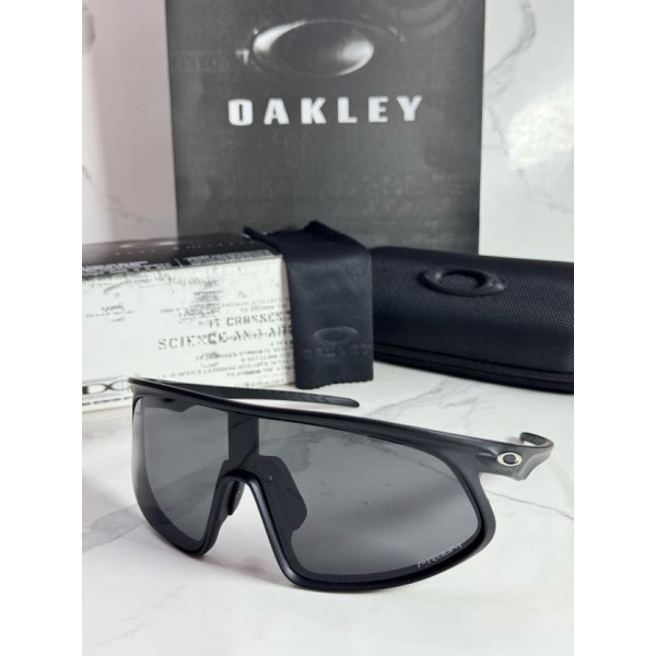 Lentes OAKLEY — Ref. LF-L235-0223 con el packaging mostrado en la fotografía