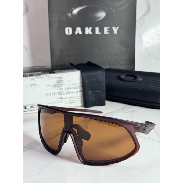Lentes OAKLEY — Ref. LF-L235-0224 con el packaging mostrado en la fotografía