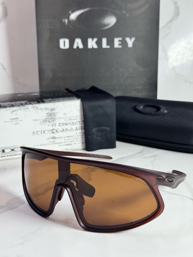 Lentes OAKLEY — Ref. LF-L235-0224 con el packaging mostrado en la fotografía